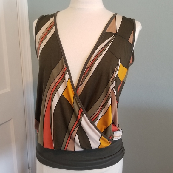 Deep v-neck front & back. Elegant, 70's colors, geometric pattern, size medium - Picture 2 of 8